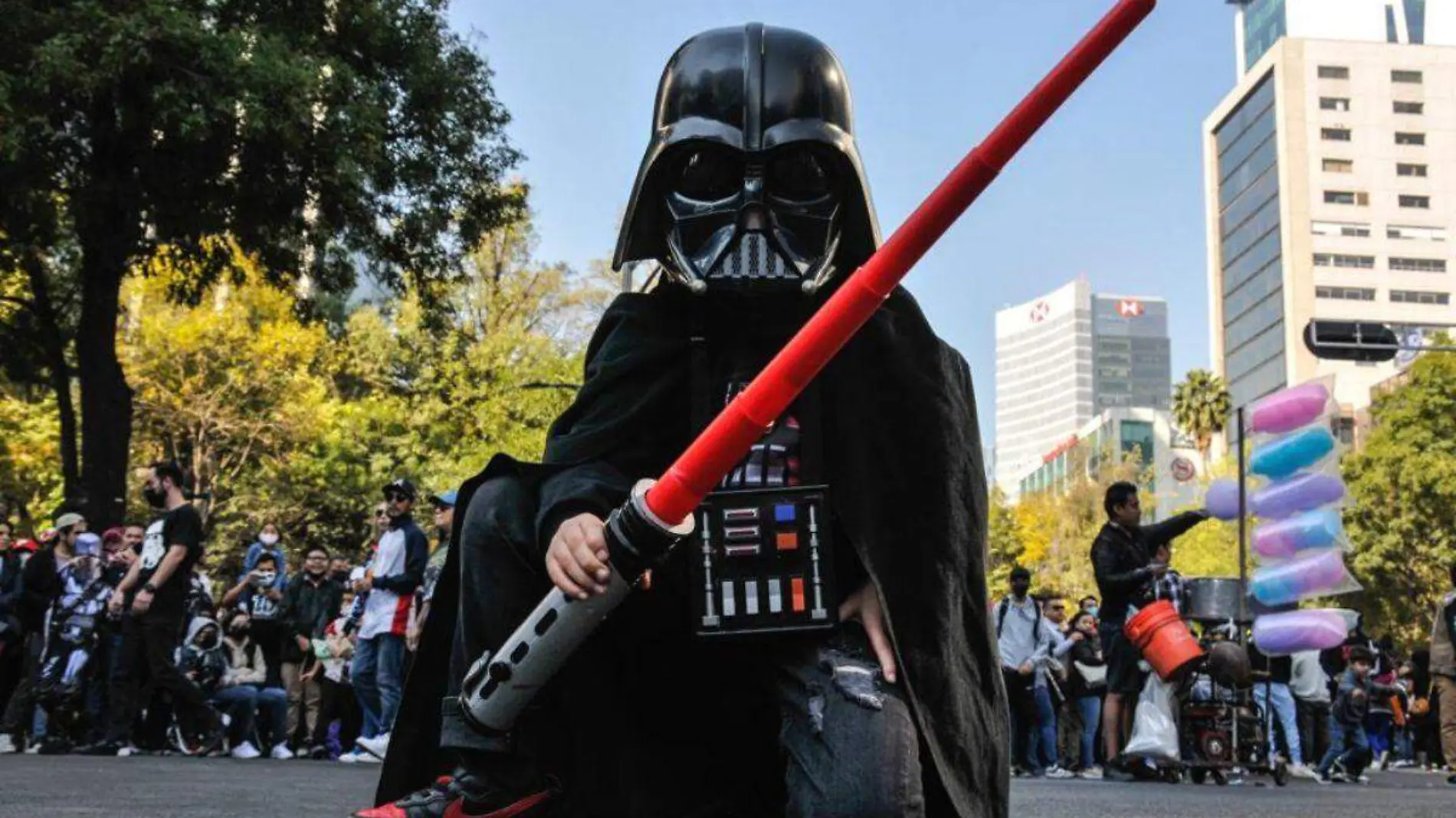 La fuerza acompaña a los mexicanos en marcha de Star Wars en CDMX